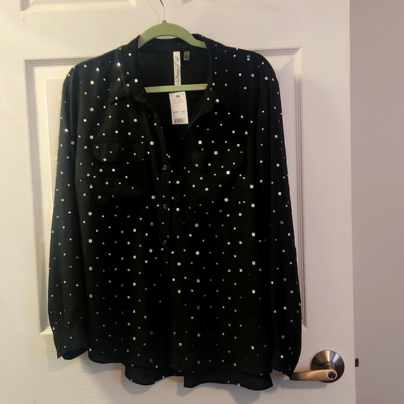Womens 1X Black Button down collared Blouse with metallic embellishments NWT - Picture 2 of 5